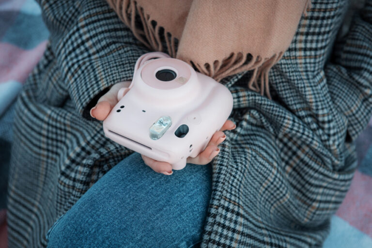 rozowy aparat instax